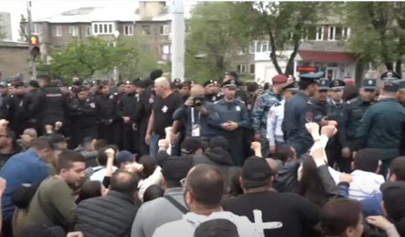Սև բերետավորները հարձակվեցին փողոց փակած խաղաղ ցուցարարների վրա (տեսանյութ)